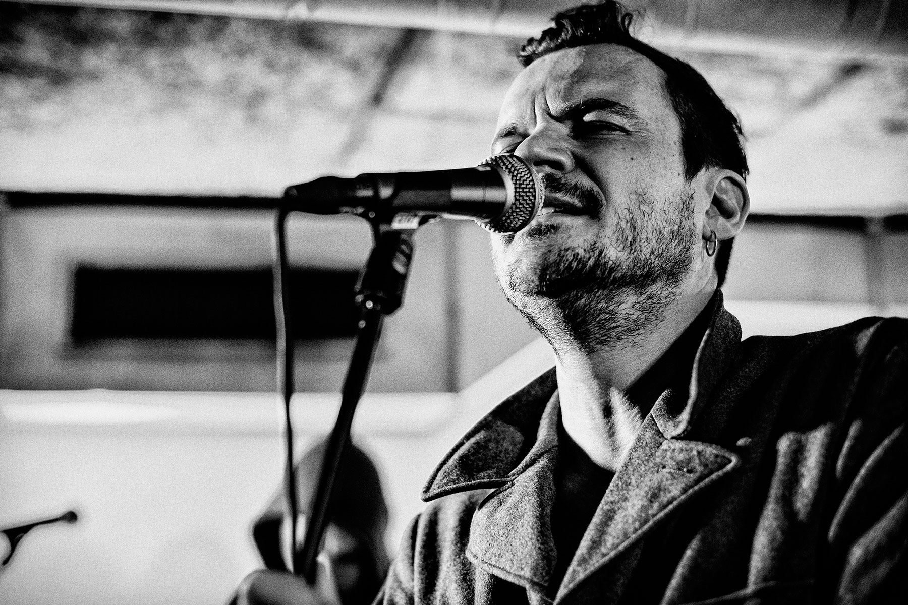 Picture from FROST festival 2013. Peter Sommer playing the songs from Alt Forladt live for the first time ever. And that will be in a parking lot under Hotel Danmark